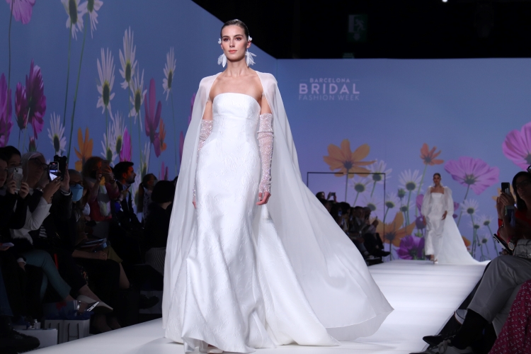 A model wearing a bride dress during Jesús Peiró's catwalk at Barcelona Bridal Fashion Week on April 20, 2022 (by Ethan López)